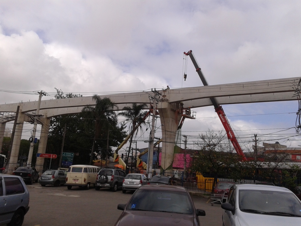 Obras do monotrilho no início da Avenida Ragueb Chohfi em São Mateus.