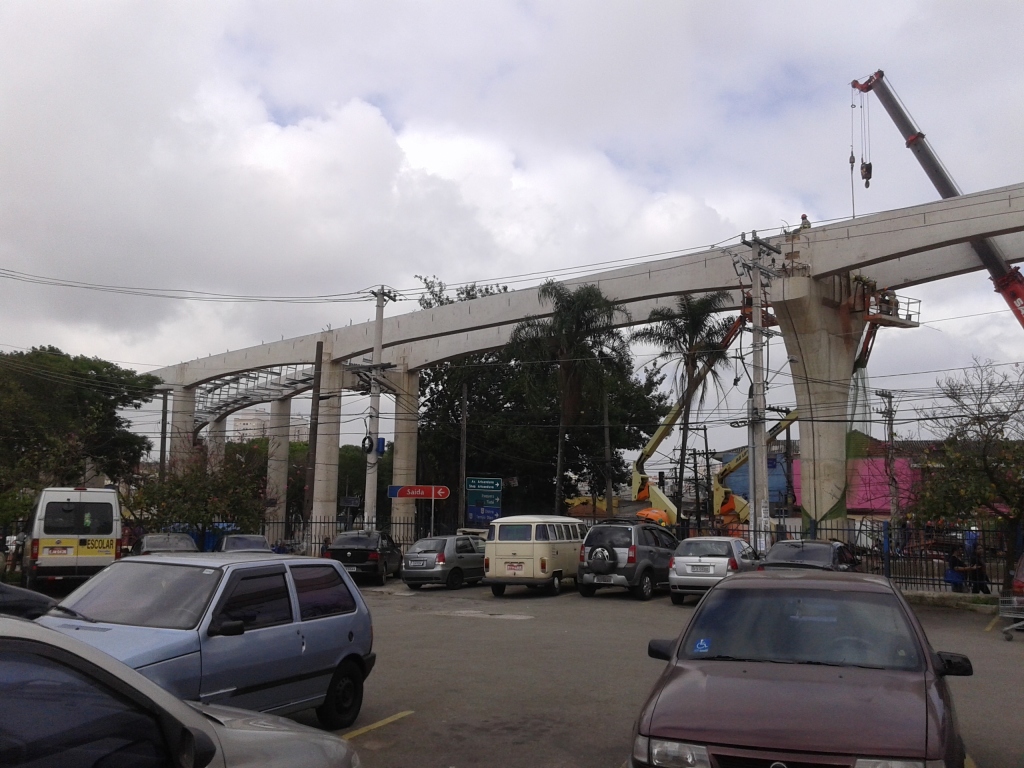 Obras do monotrilho no início da Avenida Ragueb Chohfi em São Mateus.