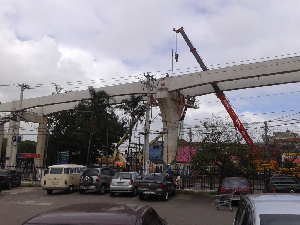 Obras do monotrilho no início da Avenida Ragueb Chohfi em São Mateus.