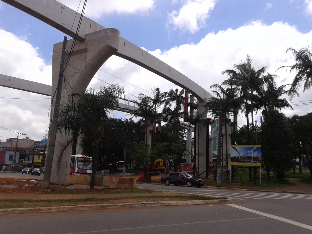 Obras do monotrilho no Largo de São Mateus.