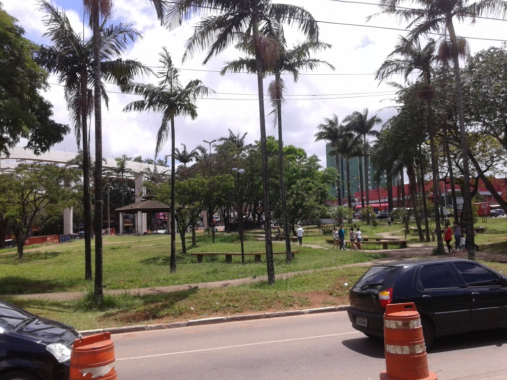 Obras do monotrilho no Largo de São Mateus.