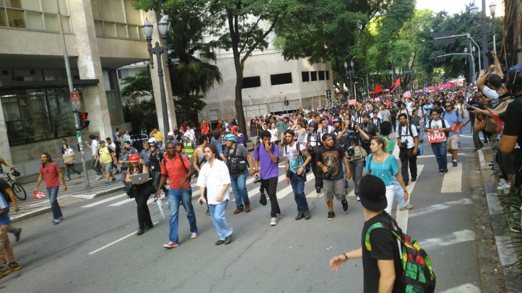 SUBIDA DOS MANIFESTANTES PELA RUA DA CONSOLAÇÃO