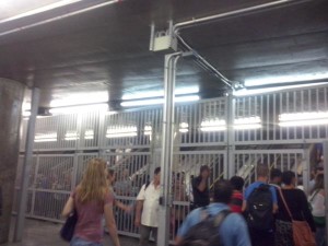 PORTÕES DA ESTAÇÃO SÉ FECHADOS NO MOMENTO DA FALHA. FOTO: CATIANA B. SILVA