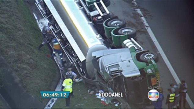 Acidente interdita trecho do Rodoanel em SP combustível vaza de