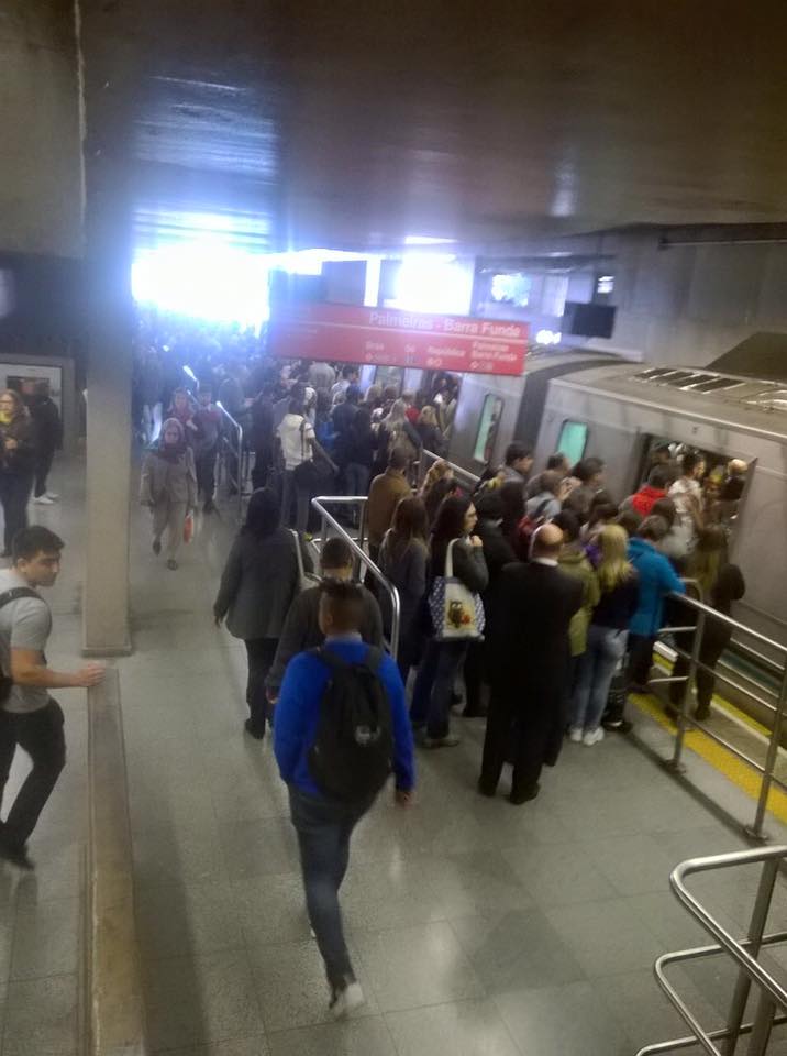 Estação Tatuapé da Linha 3-Vermelha do Metrô às 09h00 (Foto: Frank Robert)