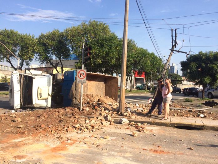 Caminh O Derruba Poste Na Rua Orat Rio Em Santo Andr