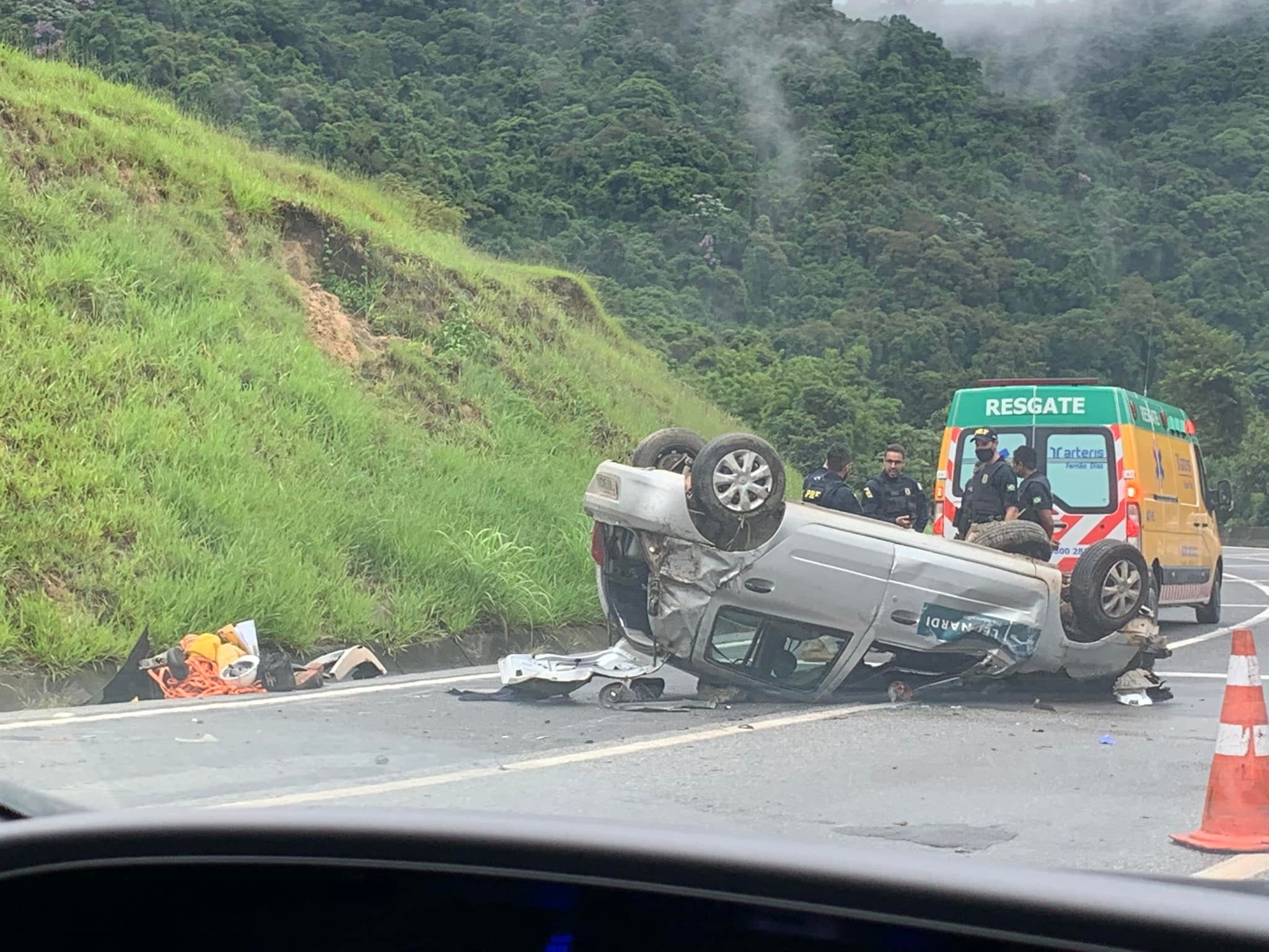 Capotamento De Carro Na Rodovia Fern O Dias Em S O Paulo