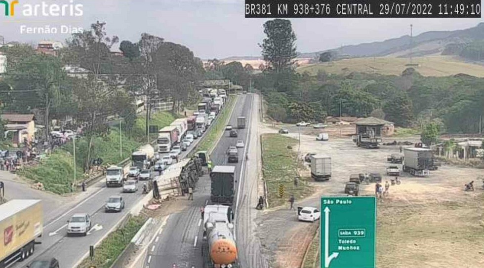 Carreta Tomba E Bloqueia Faixas Da Rodovia Fern O Dias Em Extrema Mg