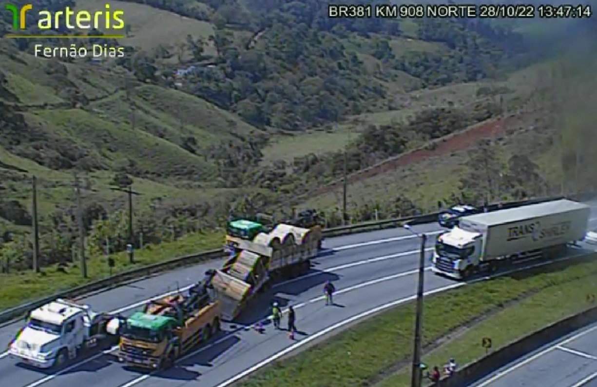 Incidente Carreta Interdita Rodovia Fern O Dias Em Cambu