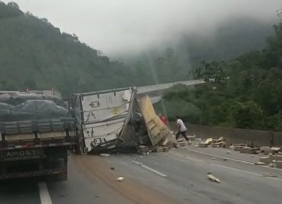 Tombamento de carreta bloqueia rodovia Régis Bittencourt em Miracatu