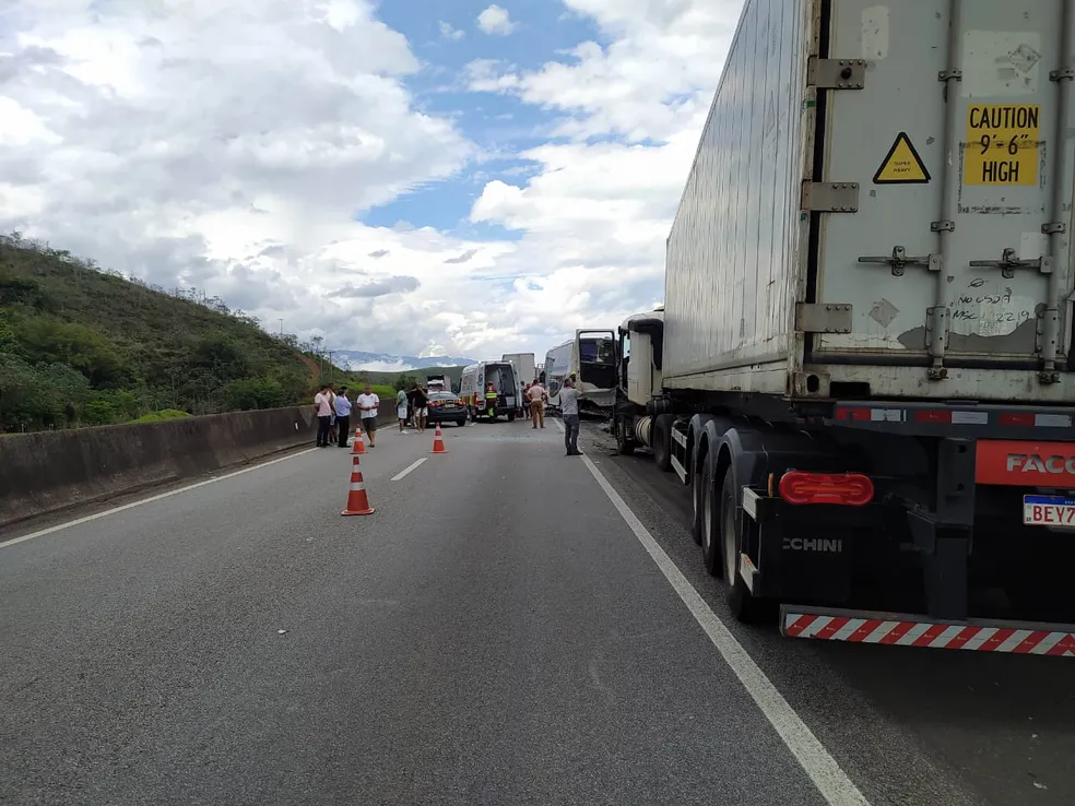 Acidente Entre Nibus E Caminh O Deixa Feridos Na Rodovia Dutra Em Queluz