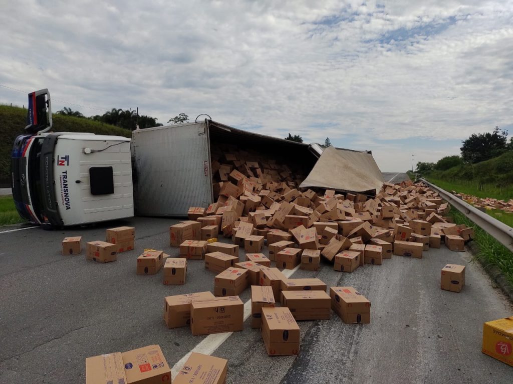 Tombamento De Carreta Interdita Rodovia R Gis Bittencourt Em Registro