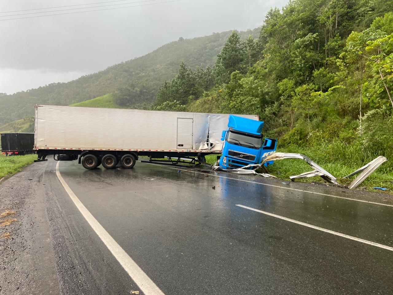 Carreta em L bloqueia rodovia Régis Bittencourt em Cajati