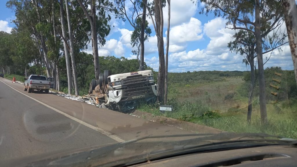 Carreta Tomba Na Br Em Luz Mobilidade Sampa