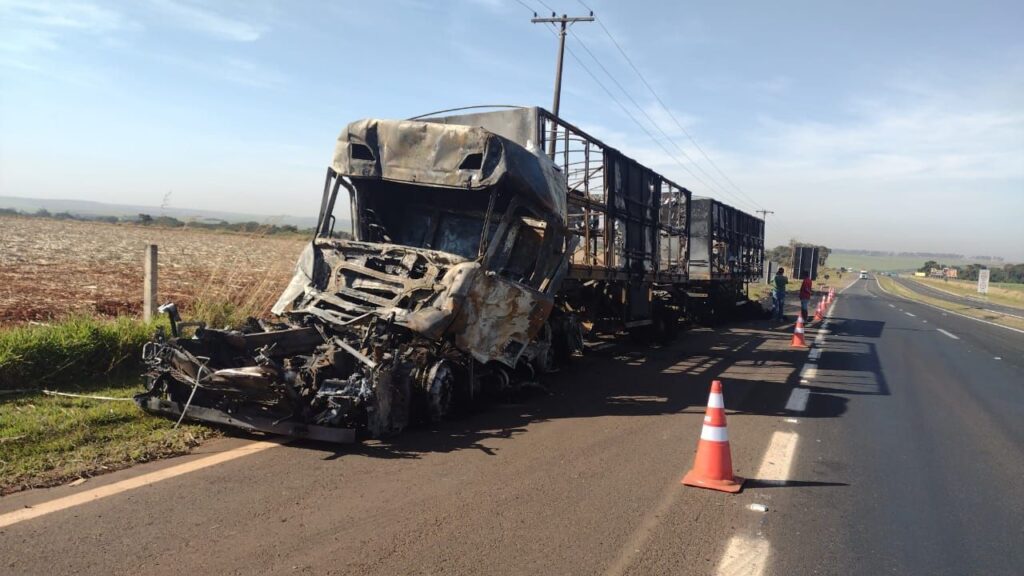 carreta fogo destruiu