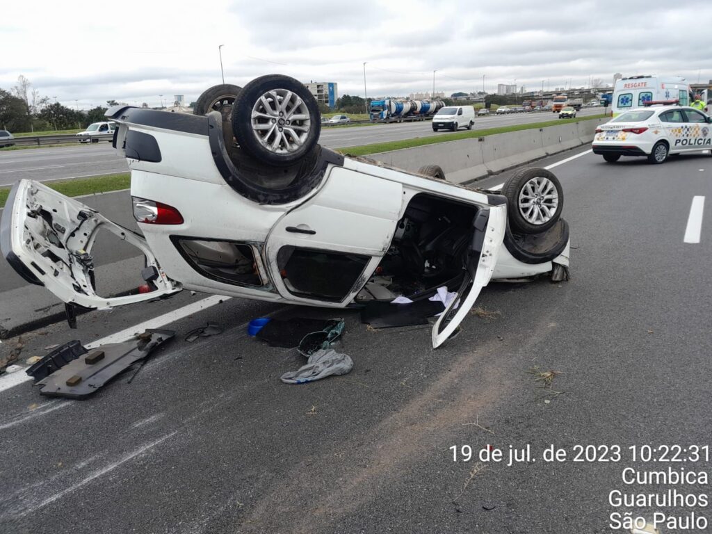 Carro Colide Defensa Met Lica E Capota Na Rodovia Ayrton Senna Em