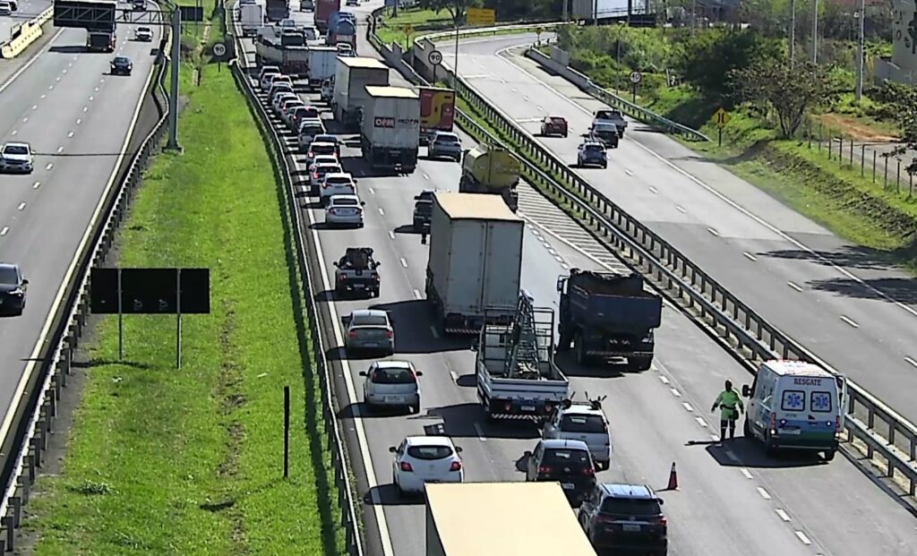 Caminhão quebrado causa lentidão na rodovia Dom Pedro I em Campinas