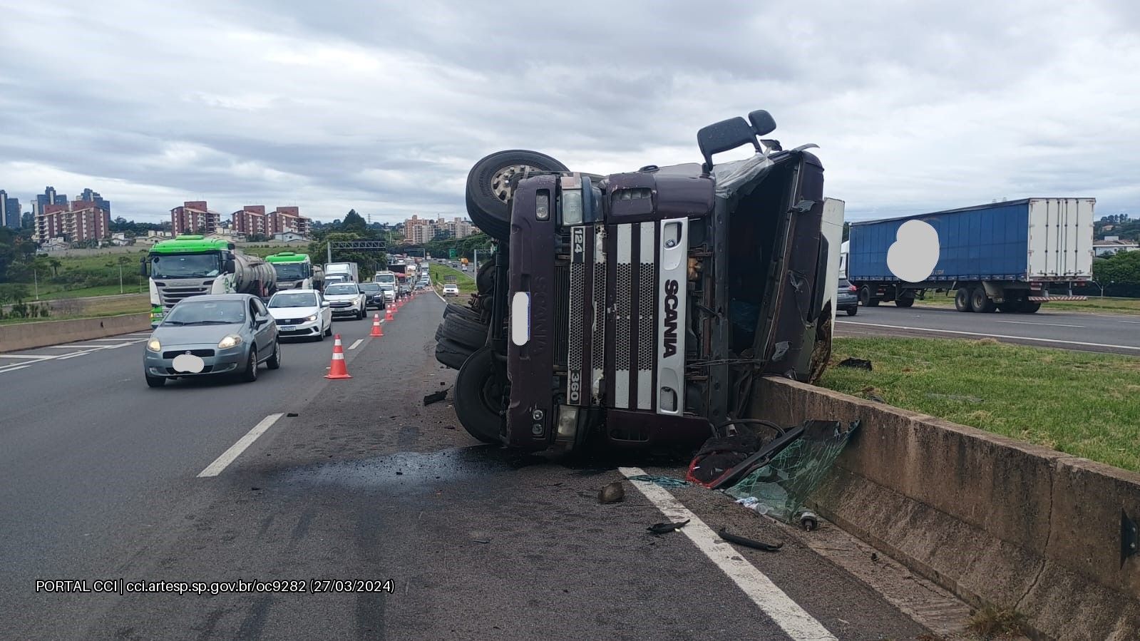 Caminhão tomba e deixa feridos na rodovia Dom Pedro I em Campinas