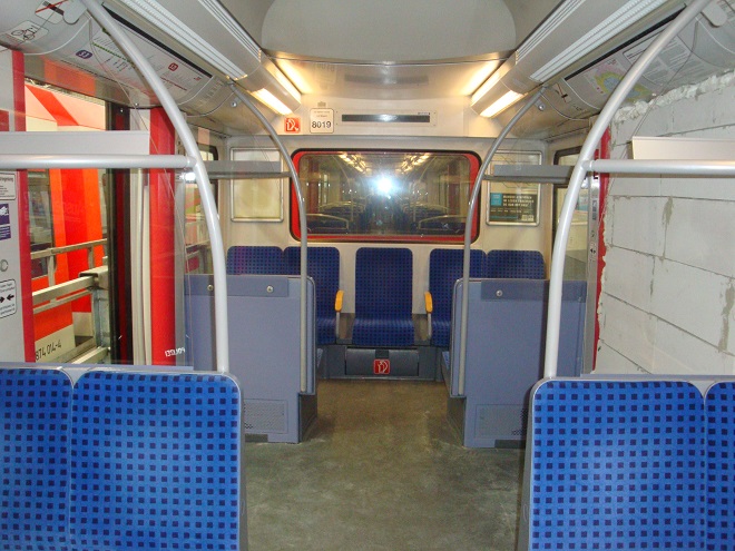 Imagem mostra interior do trem; porta foi murada por desconhecido
