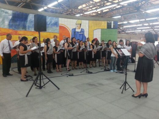 Canto Coral de Natal Coral de Natal chega às estações das linhas 4-Amarela, 5-Lilás e 8-Diamante em SP