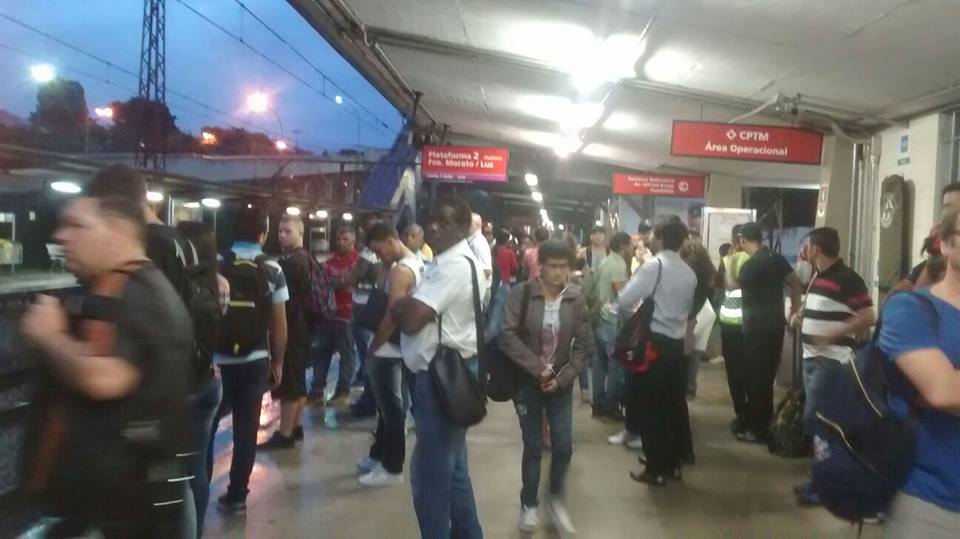 Imagem da estação Campo Limpo Paulista da Linha 7-Rubi por volta de 19h50. 