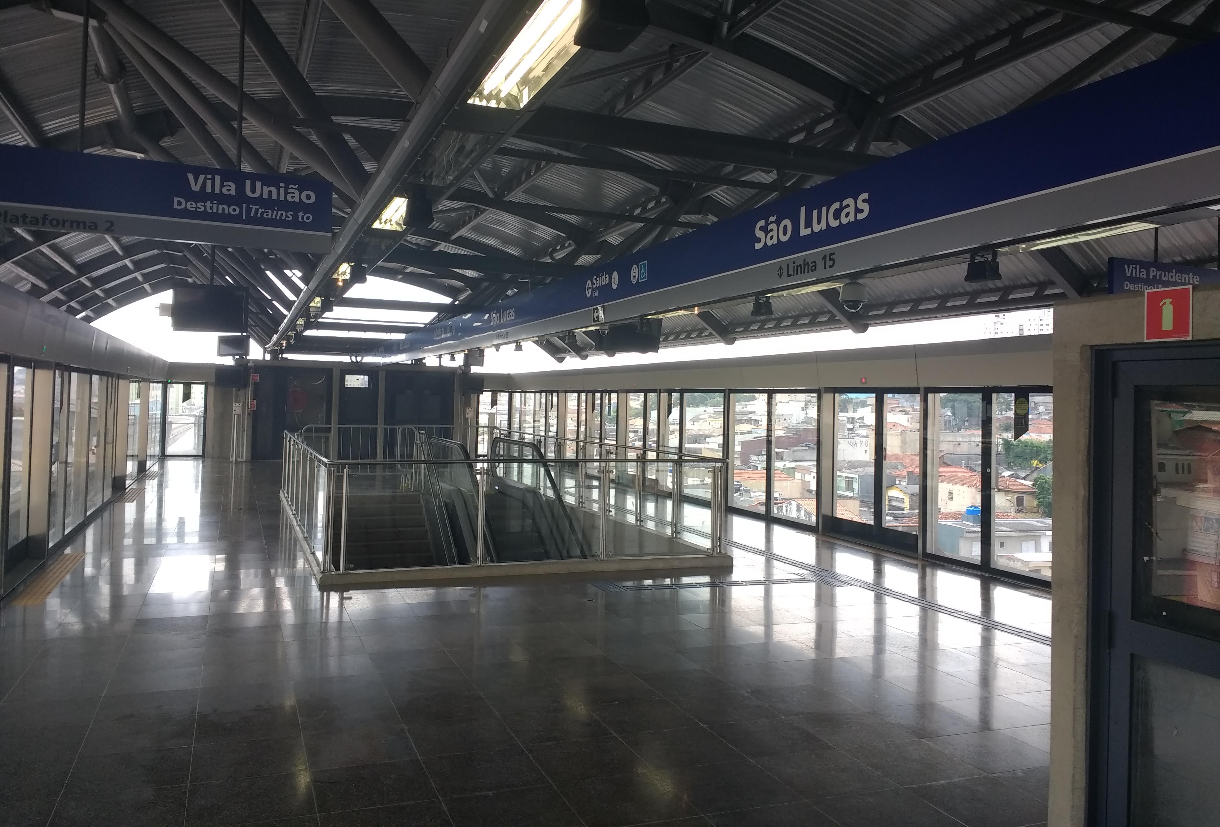 fim de semana plataforma da estação são lucas Linha 15-Prata