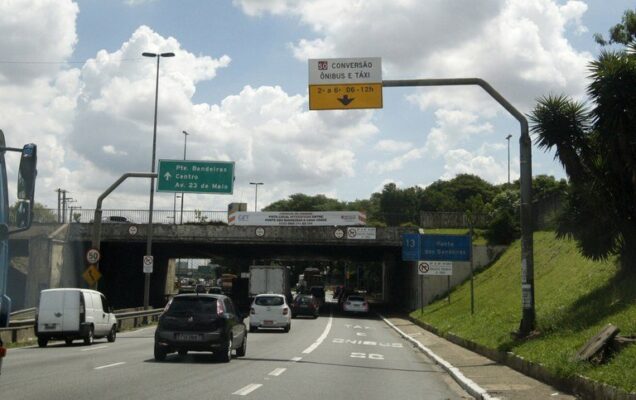 Ponte das Bandeiras Faixas reversíveis
