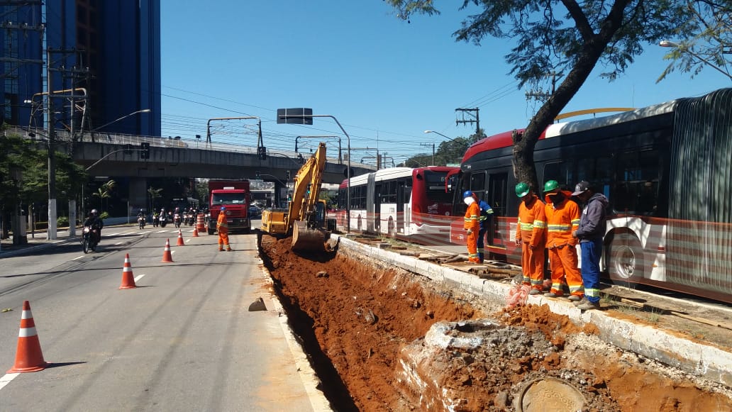 corredor de ônibus estrada de itapecerica obras