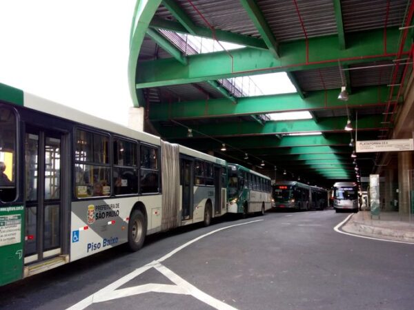 Terminal Vila Prudente com fila de ônibus CS Mobi Leste SP