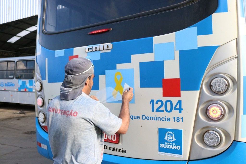 Ônibus com adesivo Maio Amarelo