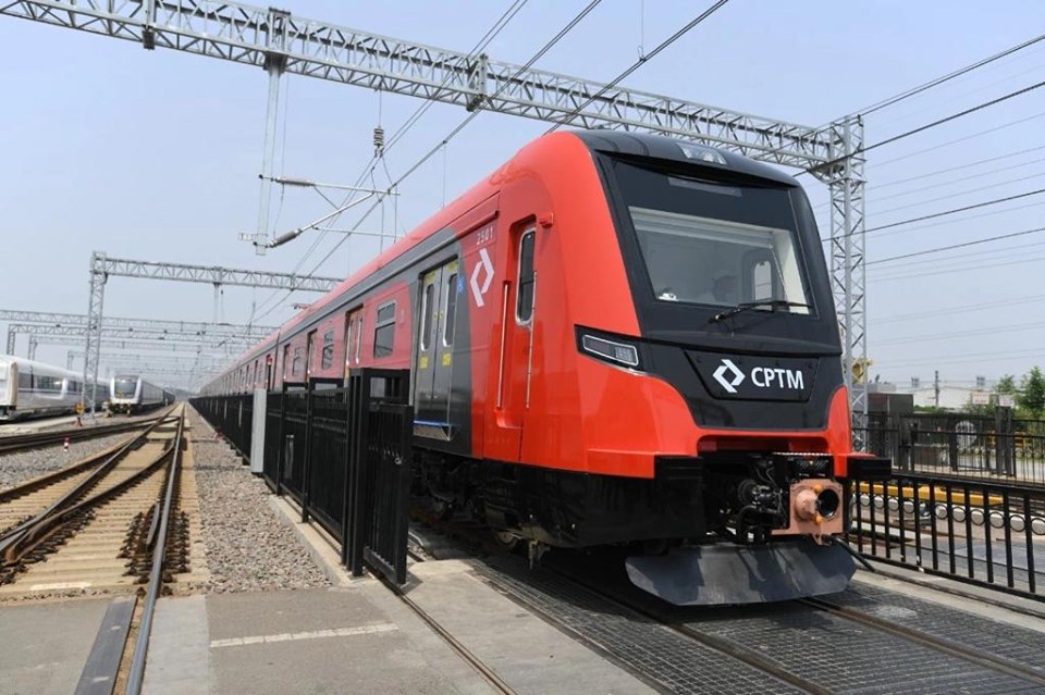 Trem série 2500 Linha 13-Jade transporte em São Paulo