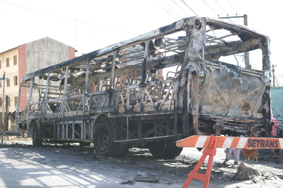 Ônibus da Radial Transporte incendiado em Poá