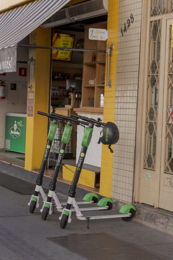 Patinetes da Lime na calçada