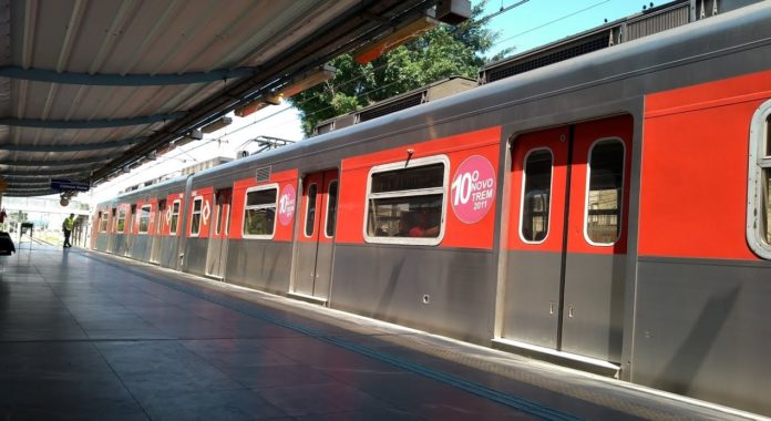 Trem na Estação Jardim Romano da Linha 12-Safira