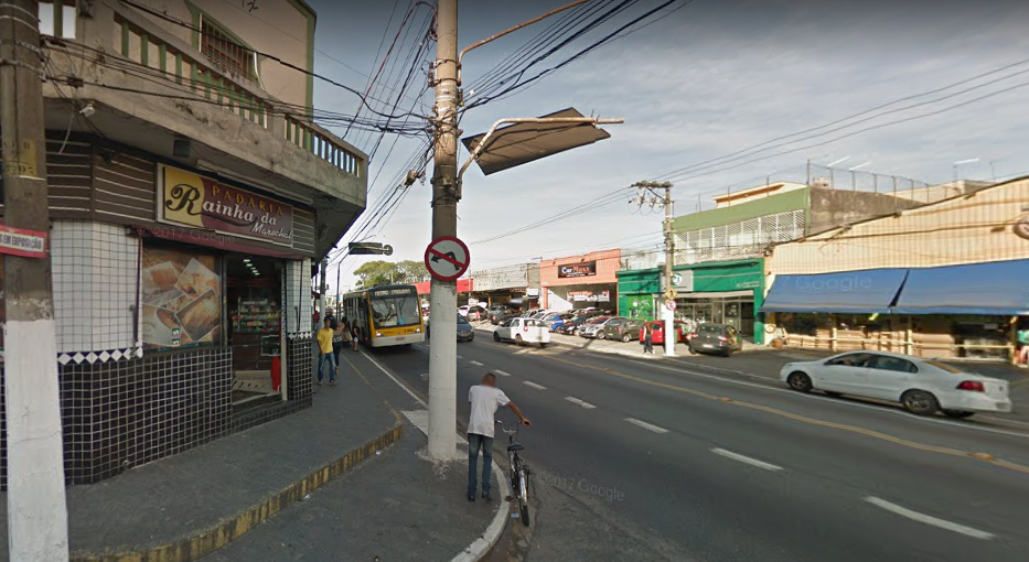 Colisão de carro com poste bloqueia faixa da Avenida Marechal Tito