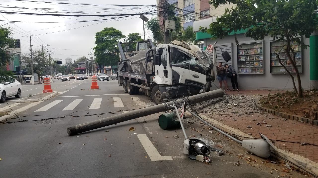 Caminhão colide com poste na Avenida Pedroso de Moraes