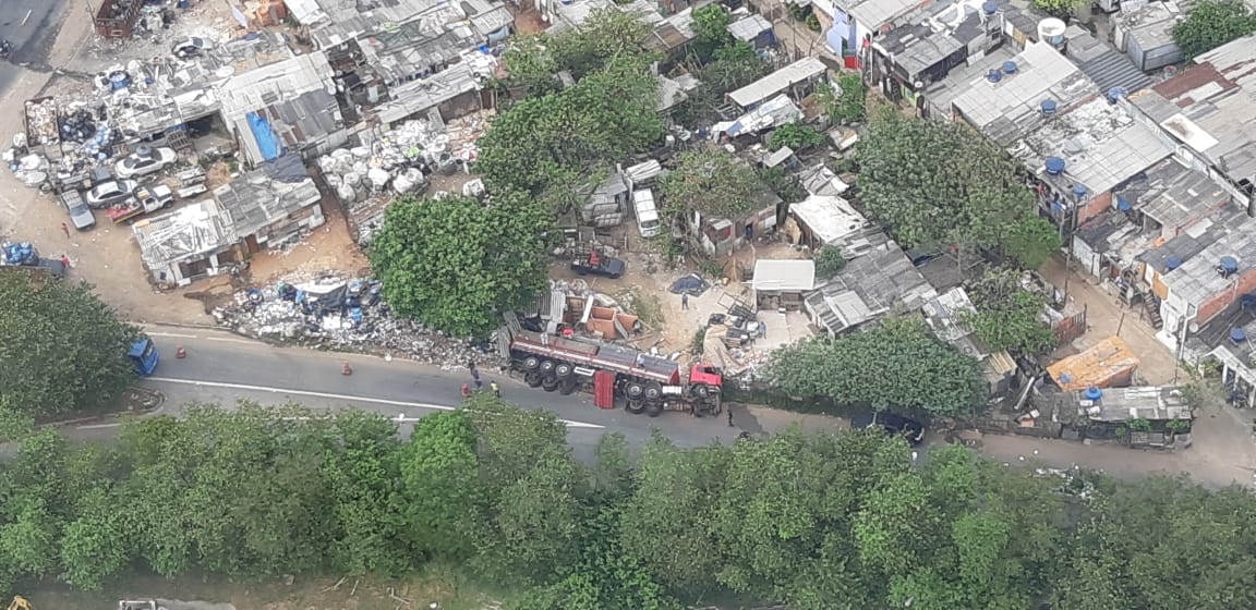 Caminhão tombado na região do viaduto Domingos Franciulli Netto