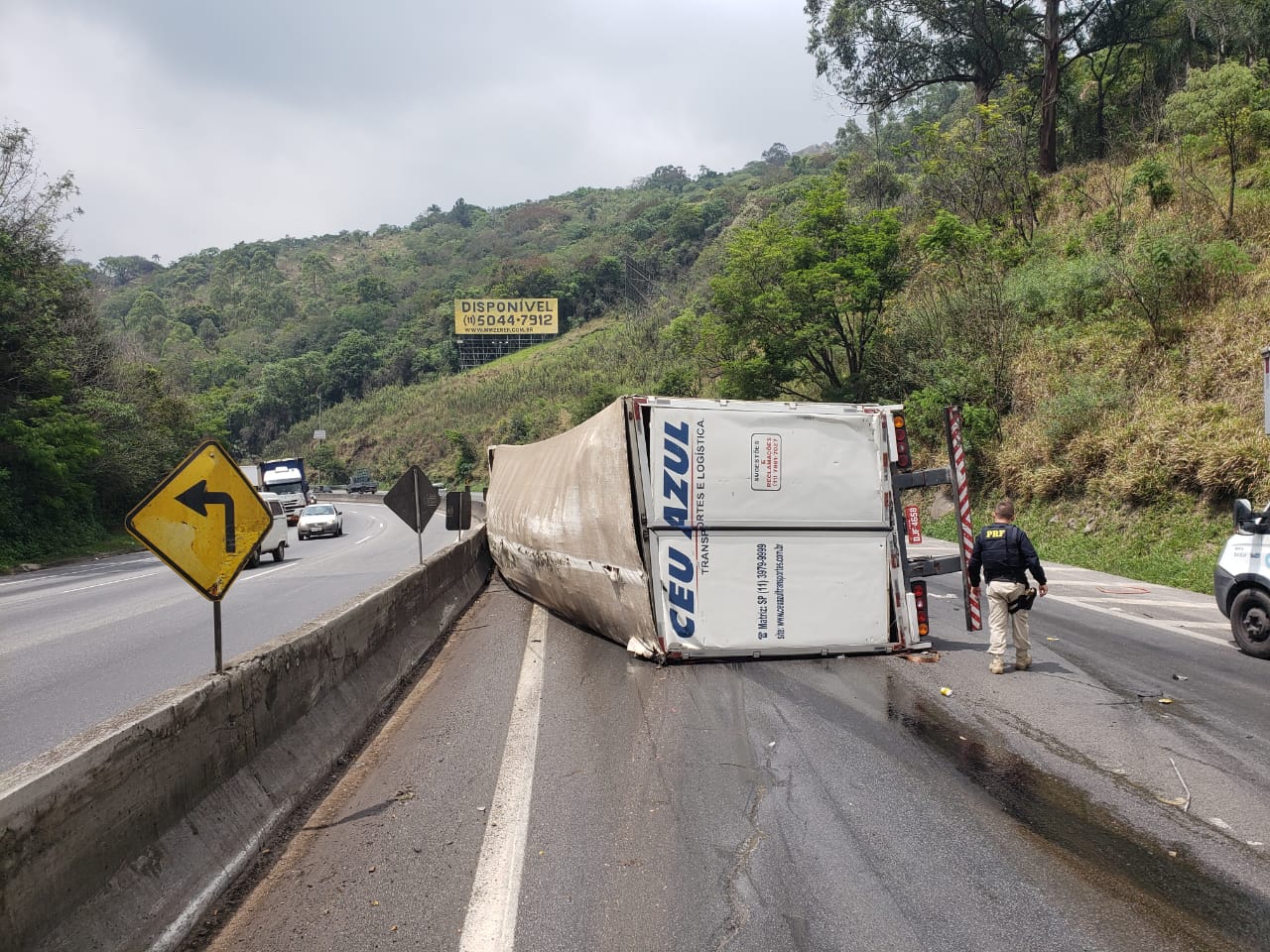 Caminhão tombado na rodovia Fernão Dias em Mairiporã