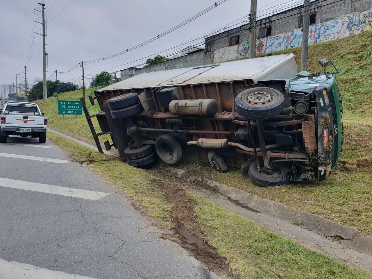 Caminhão tombado na Régis Bittencourt