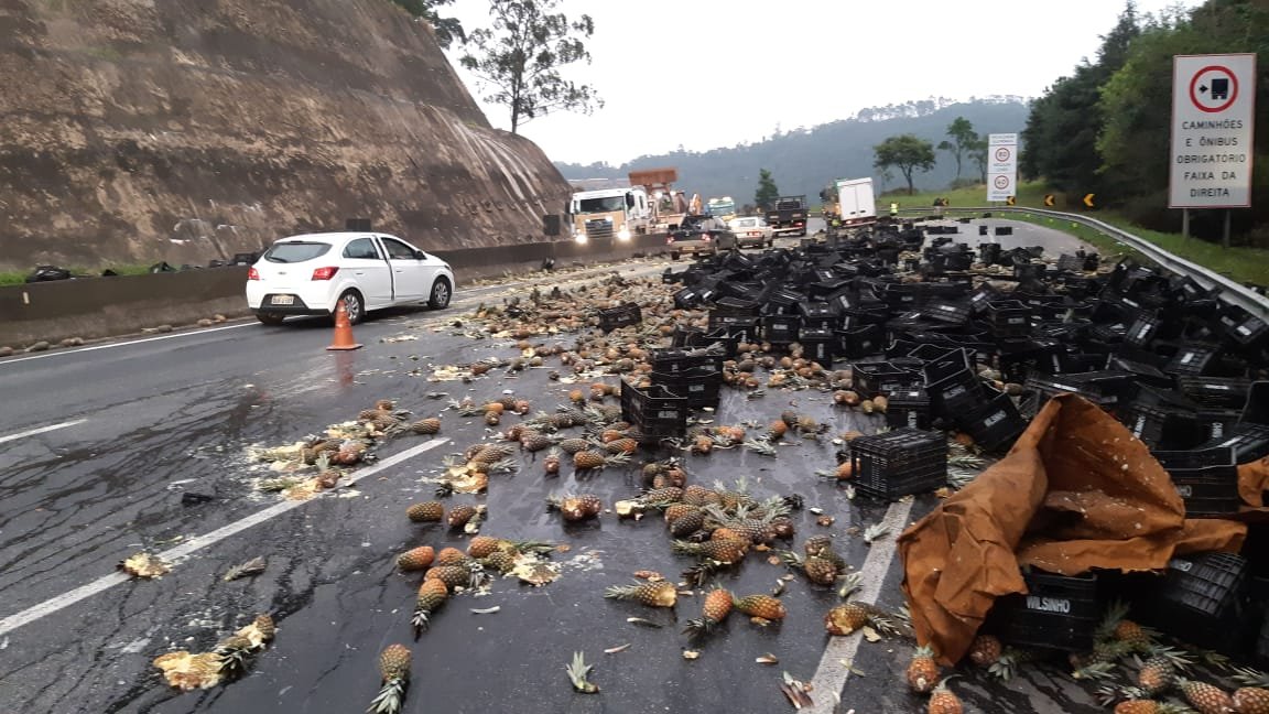 Carga de abacaxi na rodovia Fernão Dias em Mairiporã