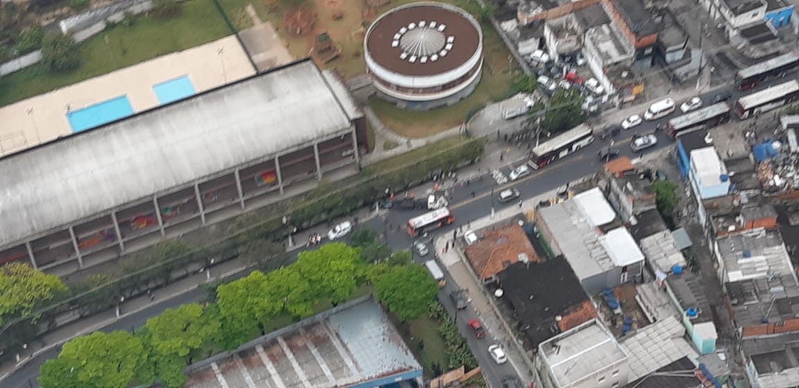 Colisão carro na Avenida Carlos Lacerda
