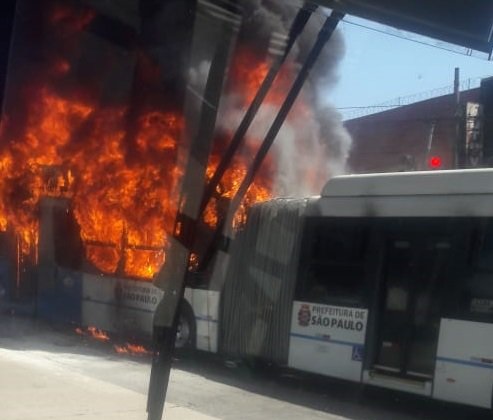 Incêndio em ônibus na Avenida Senador Teotônio Vilela