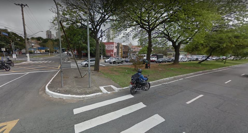 Avenida Presidente Tancredo Neves com a Rua Vergueiro