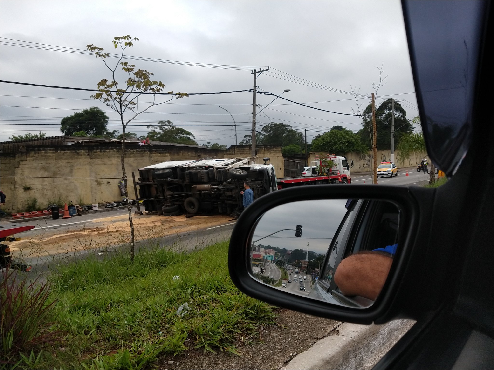 Caminhão tombado na Avenida Jacu-Pêssego