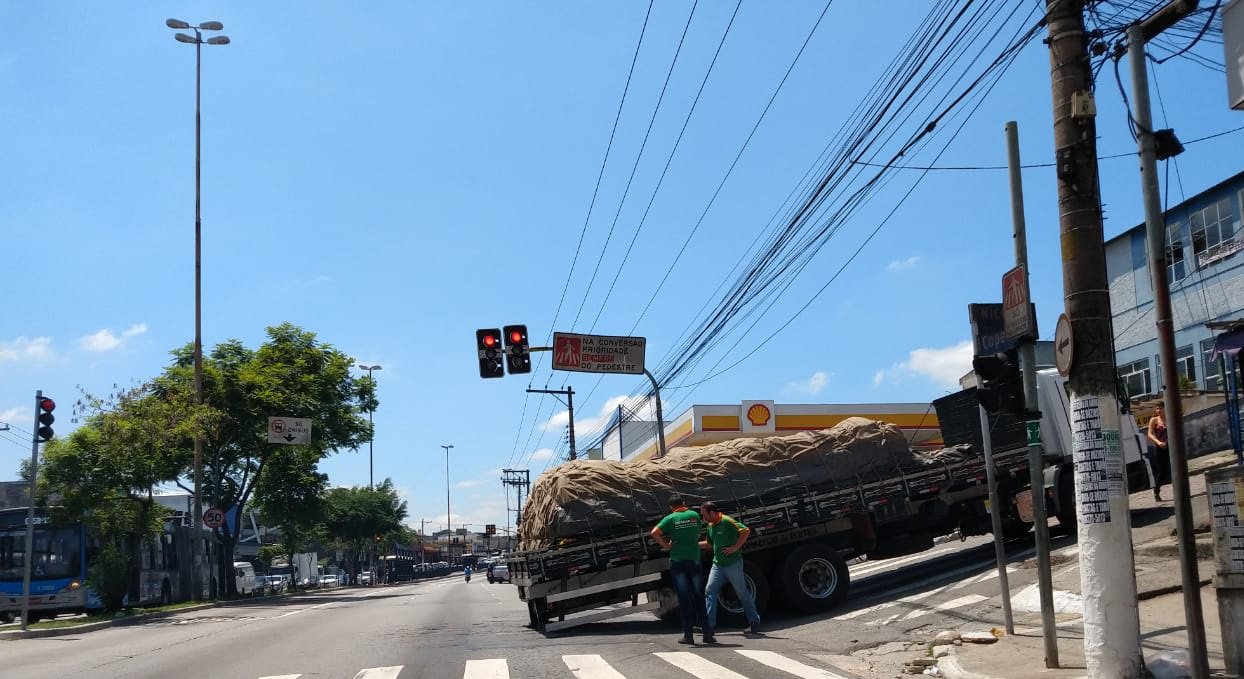 Caminhão na Avenida Cupecê