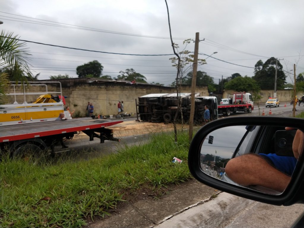 Caminhão tombado na Avenida Jacu-Pêssego