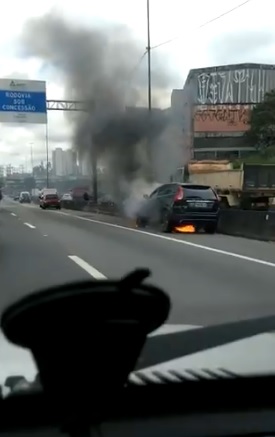 Carro incendiado na rodovia Fernão Dias