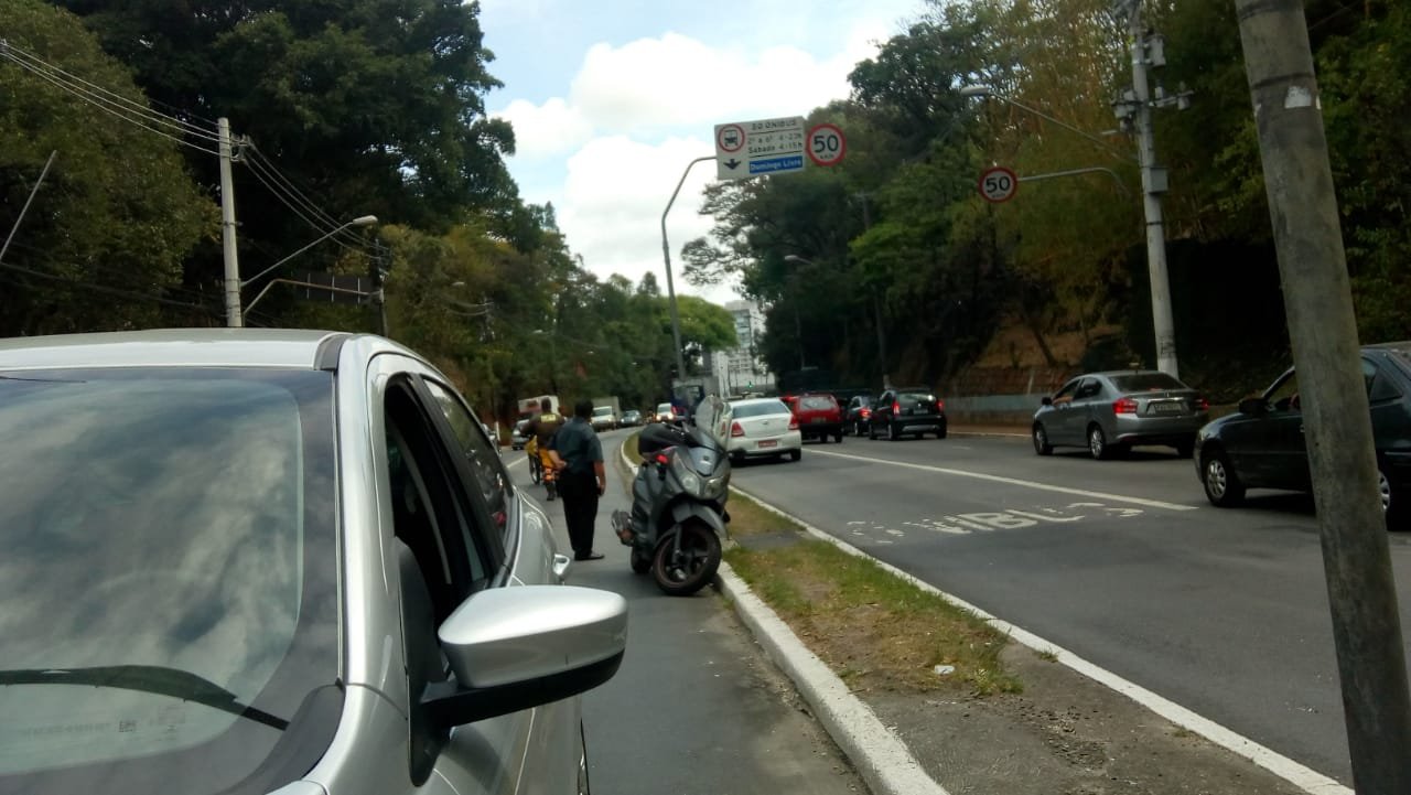 Colisão carro e motocicleta na Avenida Francisco Morato