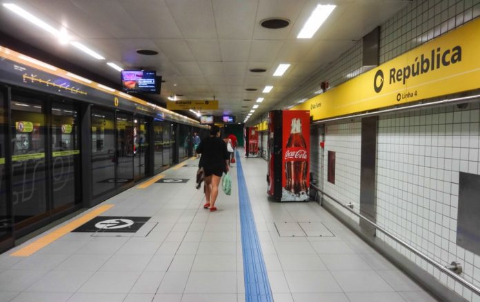 Passageiros Estação República Linha 4-Amarela Taboão da Serra