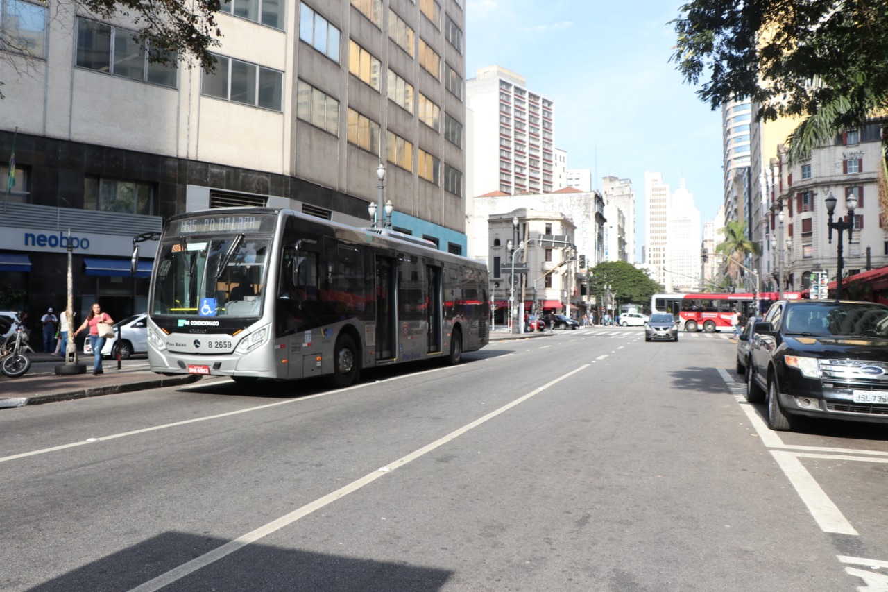 Faixas exclusivas de ônibus